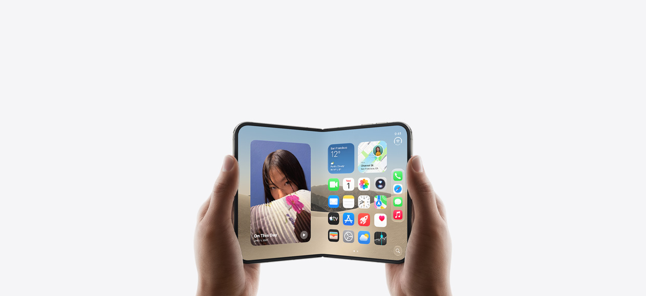 Otevřený iPhone Duo je otočený na šířku a drží ho dvě ruce, na vnitřním displeji je vidět plocha