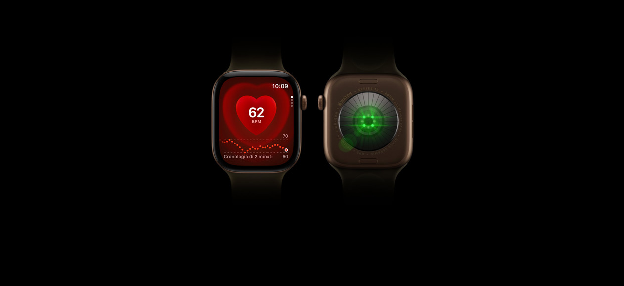 Due Apple Watch Series 12, cassa in alluminio color bronzo scuro, cinturino Sport oliva, uno mostra la parte frontale con l’app Battito, l’altro il retro dell’orologio con il Sistema di rilevamento della salute e i LED verdi illuminati