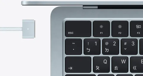 天藍色 MacBook Air 搭配顏色相襯的 MagSafe 連接線