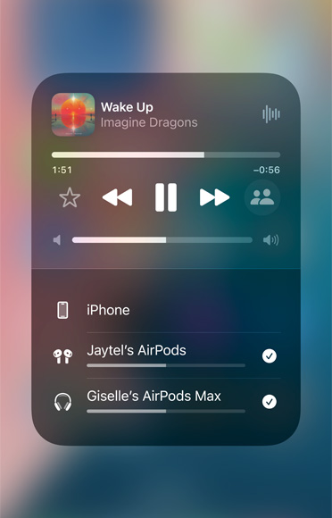 Captură de ecran a unei melodii în Apple Music redată pe două seturi diferite de căști AirPods.