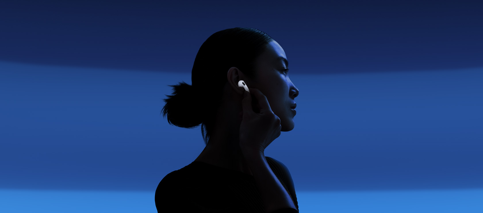 一個人觸碰 AirPods 5 耳筒柄以開啟主動消噪功能