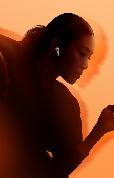 彩色背景前有一個人戴住 AirPods 5 屈曲雙臂