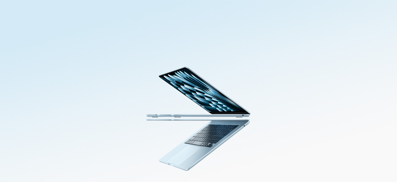 جهازا لابتوب MacBook Air باللون الأزرق السماوي مفتوحان على شكل سهم، ما يُبرز نحافة التصميم