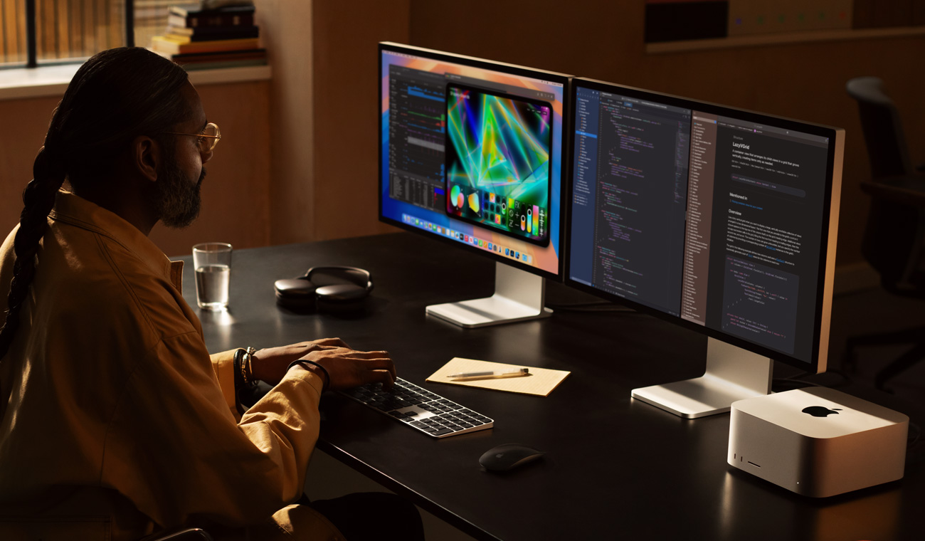 Una persona che lavora con Mac Studio e due Studio Display